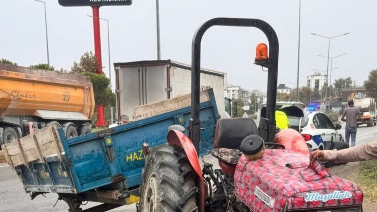 Manisa’da tır ile traktör çarpıştı: Yaşlı sürücü ağır yaralı