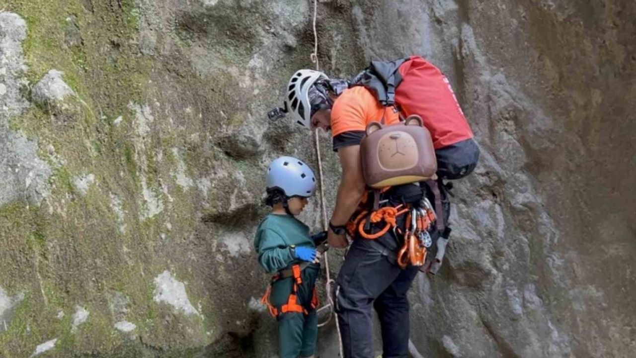 4 yaşındaki Yusuf 350 metrelik Darkale Kanyonu’nu geçti