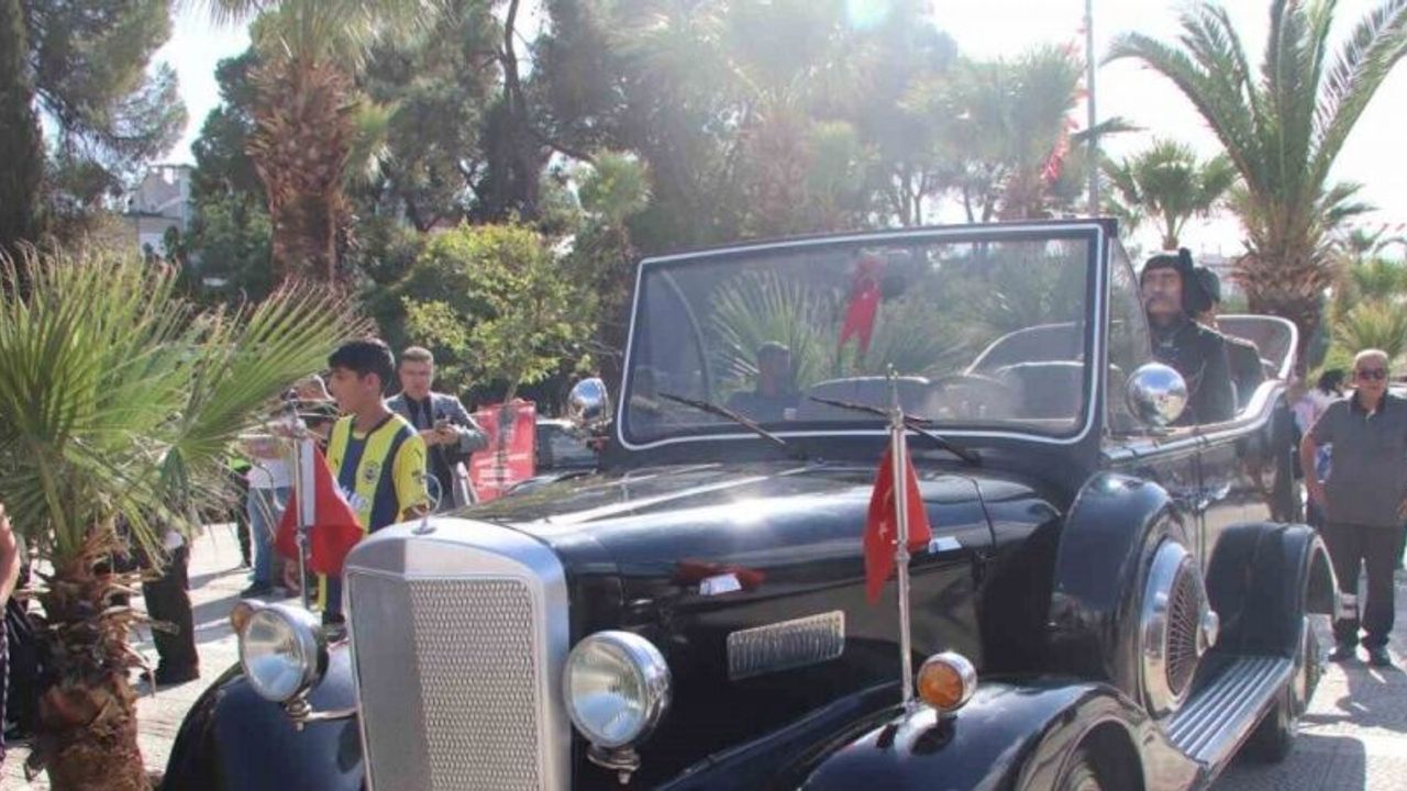 Atatürk’ün makam aracının aynısı Turgutlu’da ilgi odağı oldu