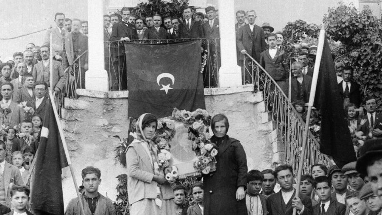 Demirci’de 97 yıl önceki cumhuriyet karesi yeniden canlandı