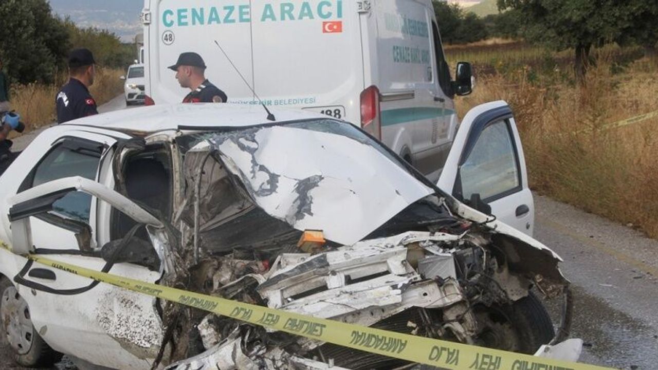 Otomobil ile kamyonet kafa kafaya çarpıştı: 1 ölü, 2 yaralı
