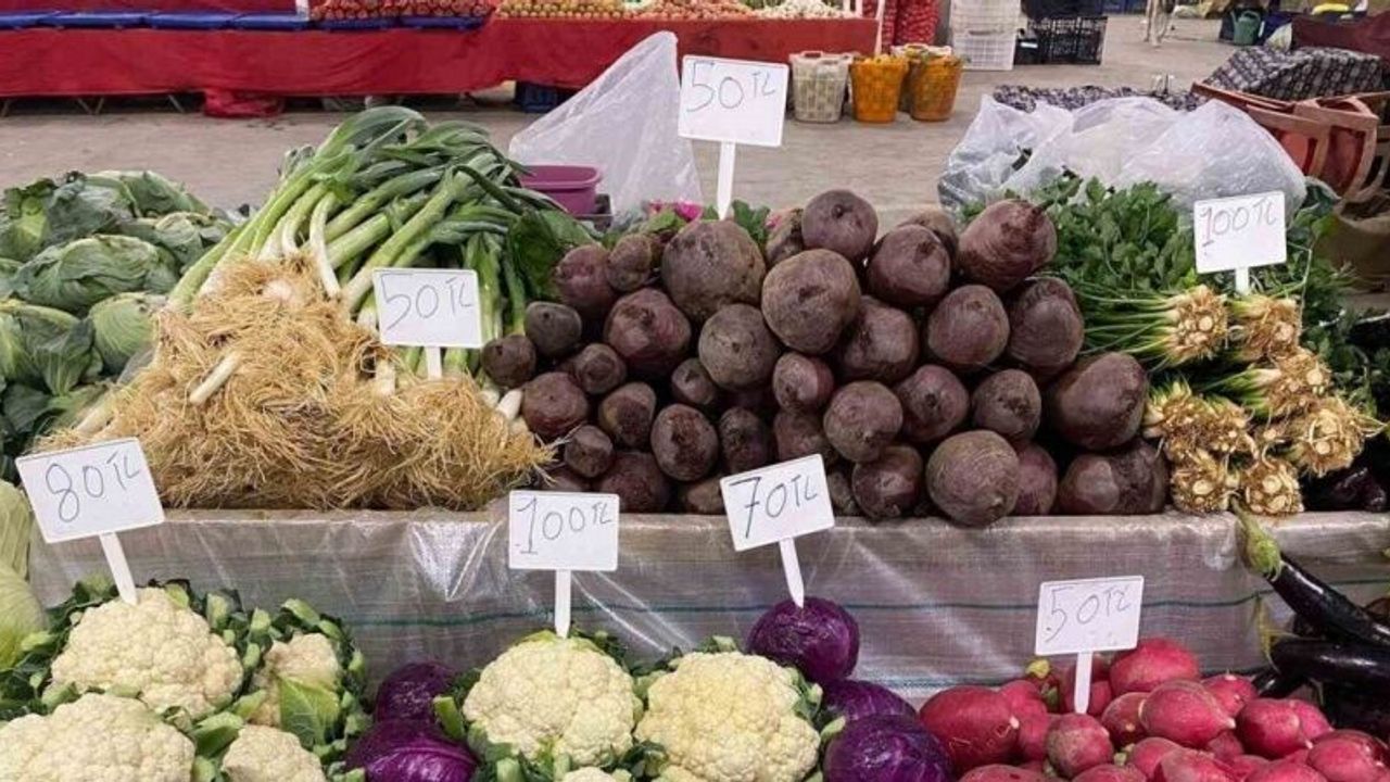 Sarıgöl Pazarı ata tohumlu sebzelerle renklendi