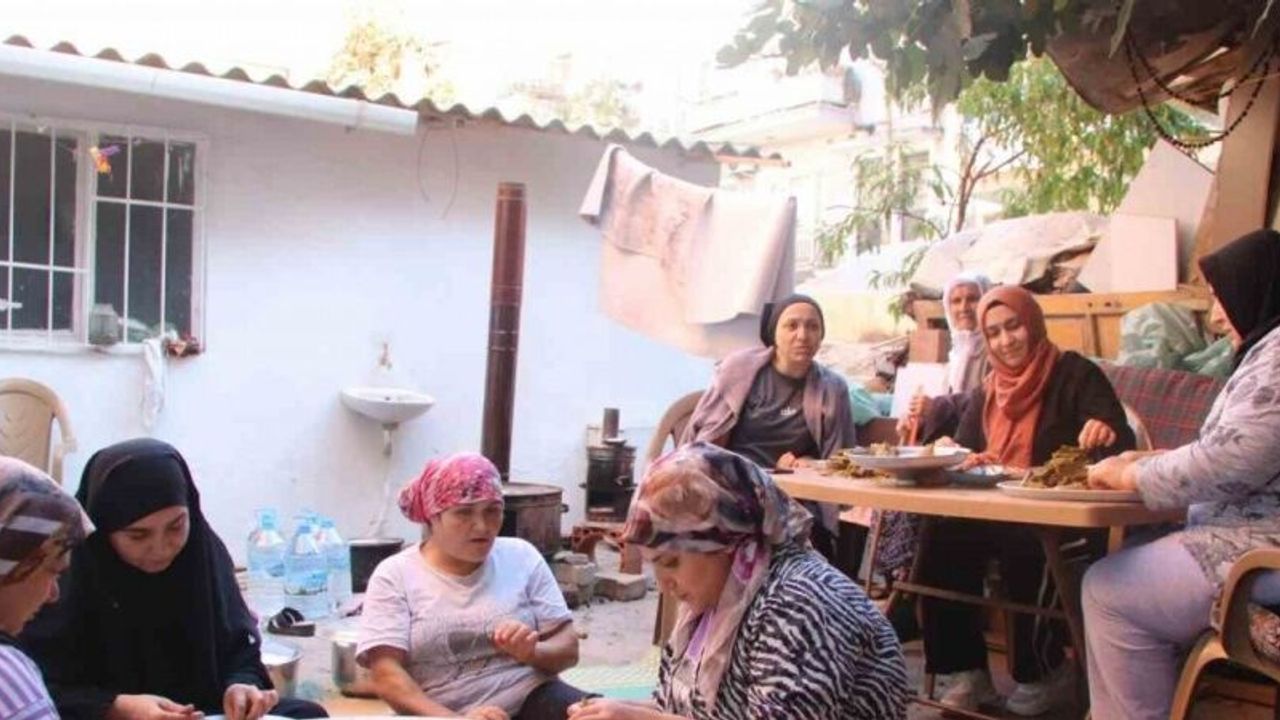 Turgutlulu kadınlar Gazze’ye destek için sarma sarıyor