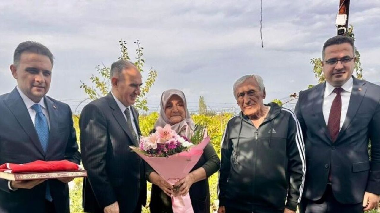 Vali Özkan ve beraberindekilerden şehit ailesine anlamlı ziyaret