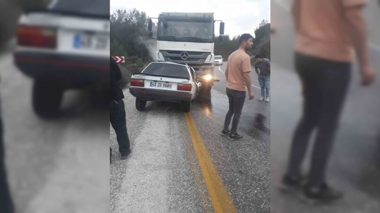 Akhisar’da kamyon ile otomobil kafa kafaya çarpıştı: 1 ölü, 1 yaralı
