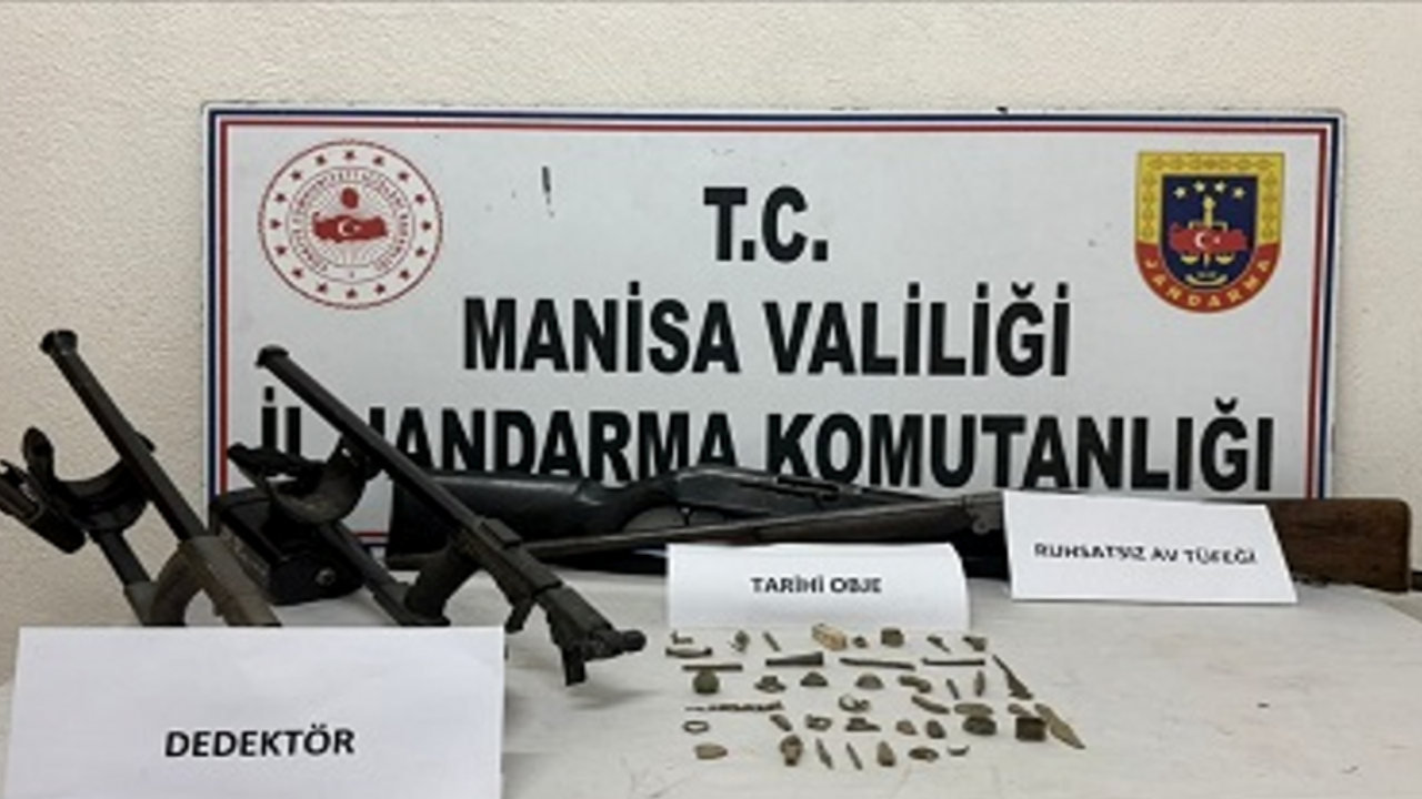 Akhisar’da tarihi eser ve ruhsatsız silah ele geçirildi