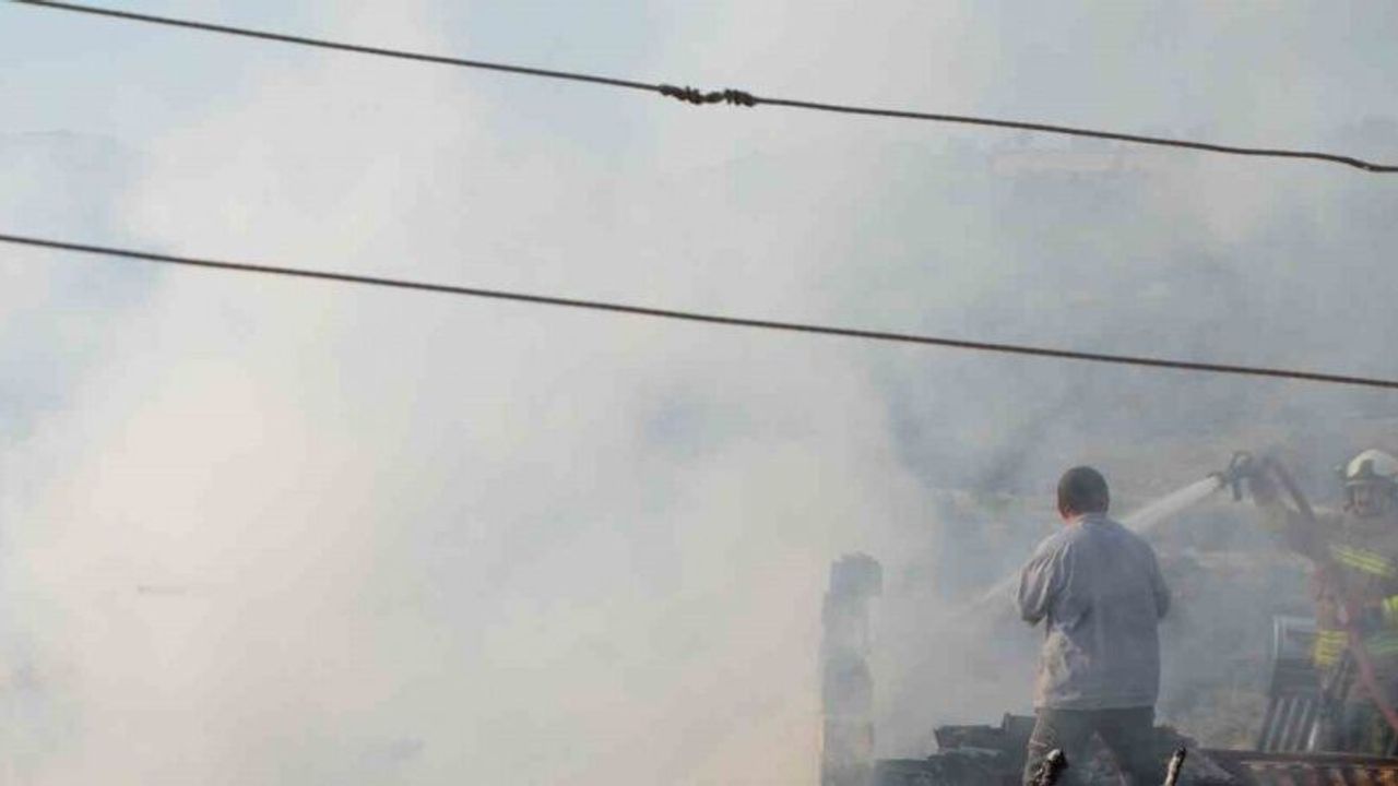 Demirci’de çıkan yangında bir ev kullanılamaz hale geldi