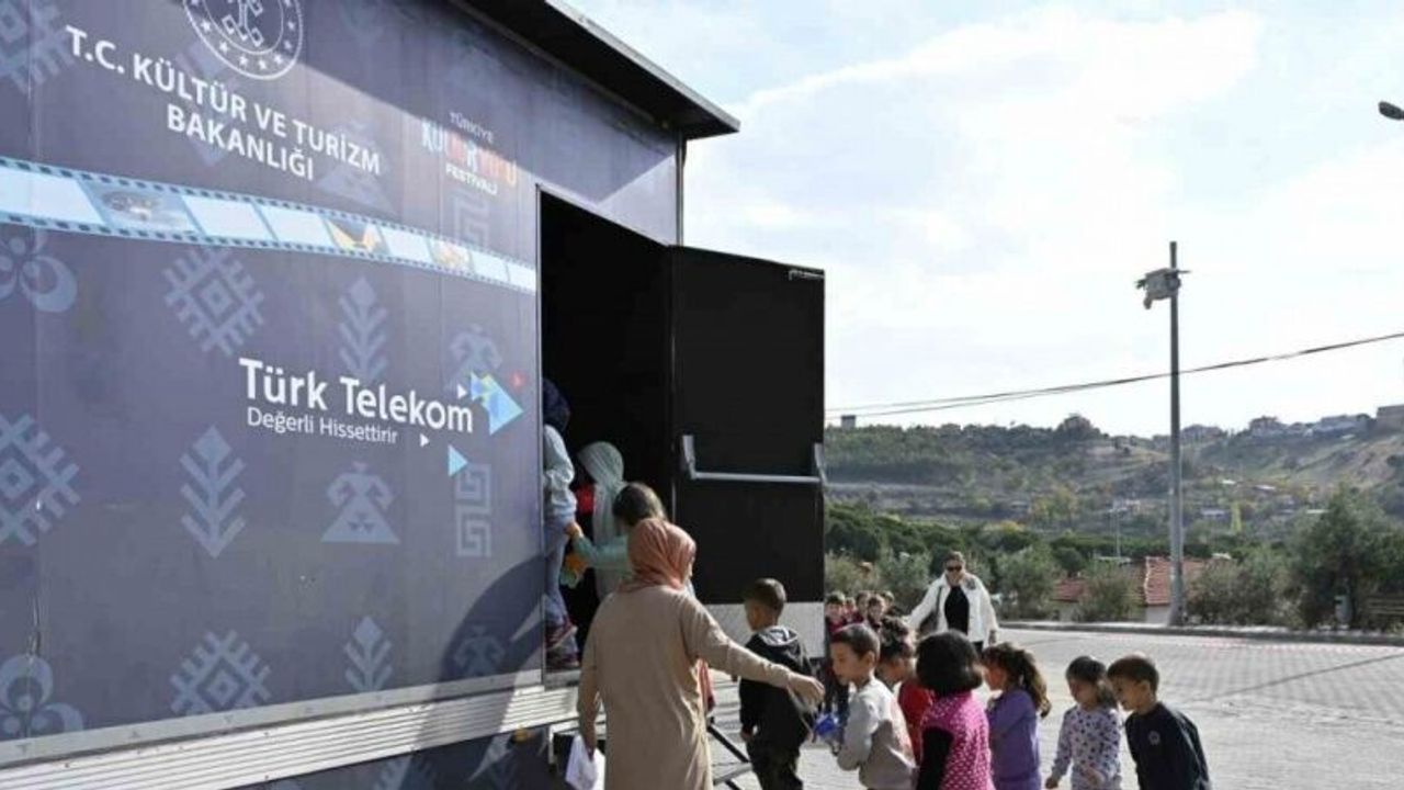 Demirci’de gezen sinema tırı çocuklara unutulmaz anlar yaşattı