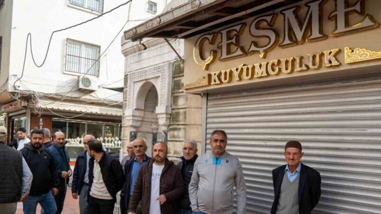 Dolandırıldıklarını iddia eden kuyumcu mağdurları dükkan önünde toplandı