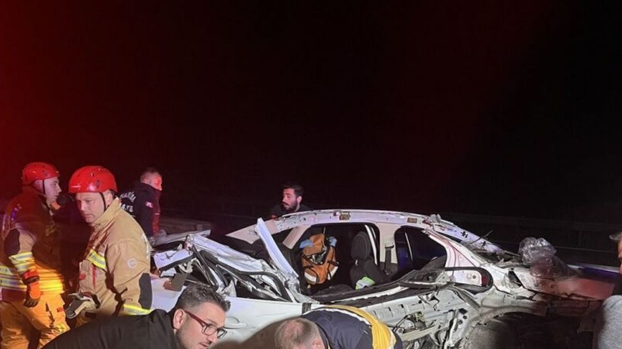 Kamyonete arkadan çarpan otomobil hurda yığınına döndü: 1 ölü, 2 yaralı