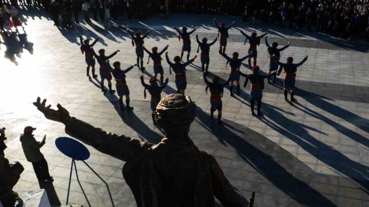 Manisa’da 100 Öğretmen "Eğitim Yüzyılı" Kapsamında Halk Dansı Gösterisi Sundu