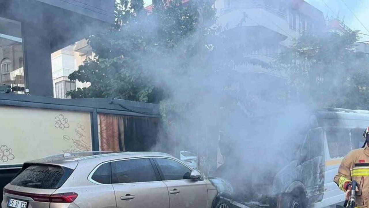 Öğrenci servisi yandı: 13 çocuk son anda kurtarıldı