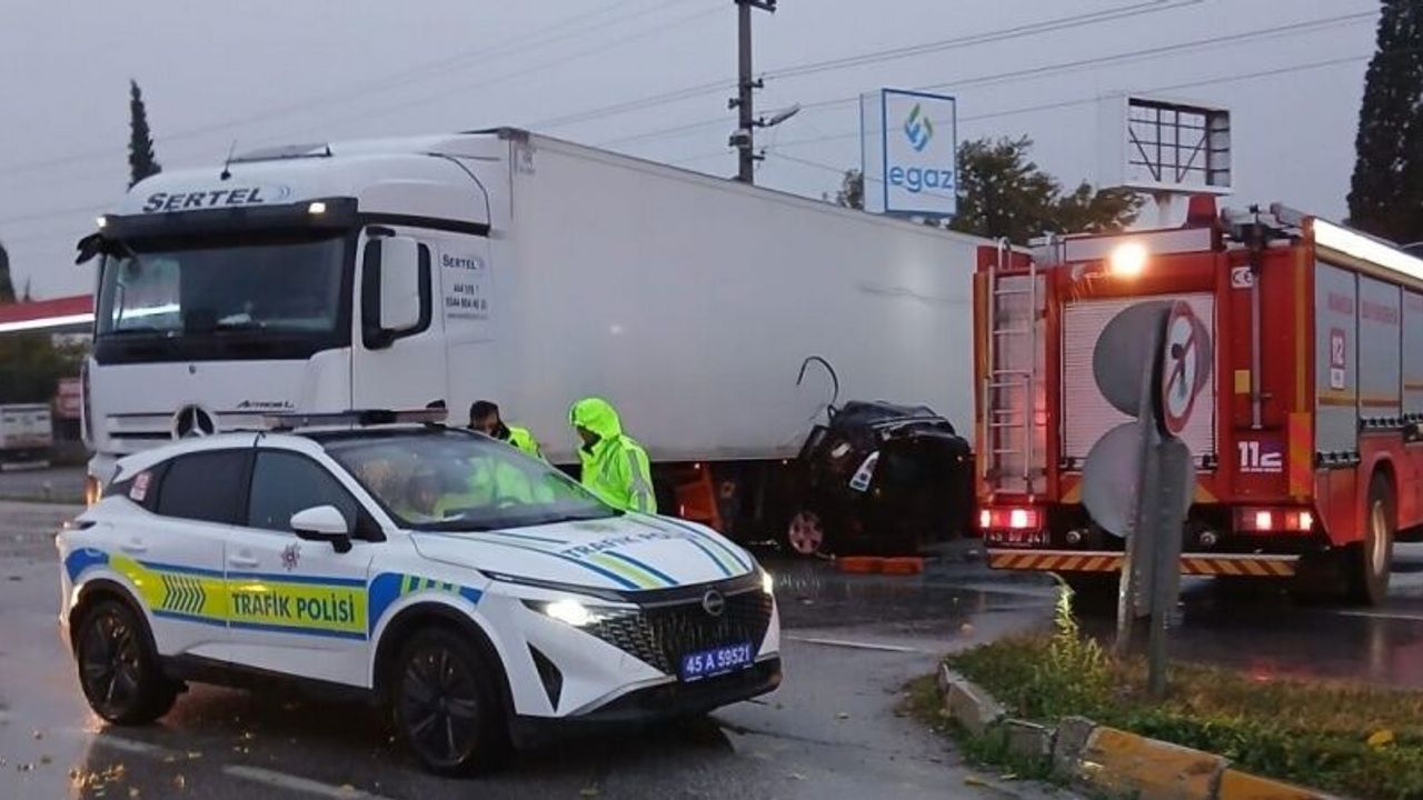 Tırın altında kalan otomobildeki karı koca hayatını kaybetti
