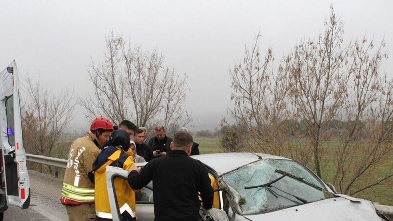 Kontrolden çıkan otomobil refüje ve bariyerlere çarptı: 1 ölü, 1 yaralı