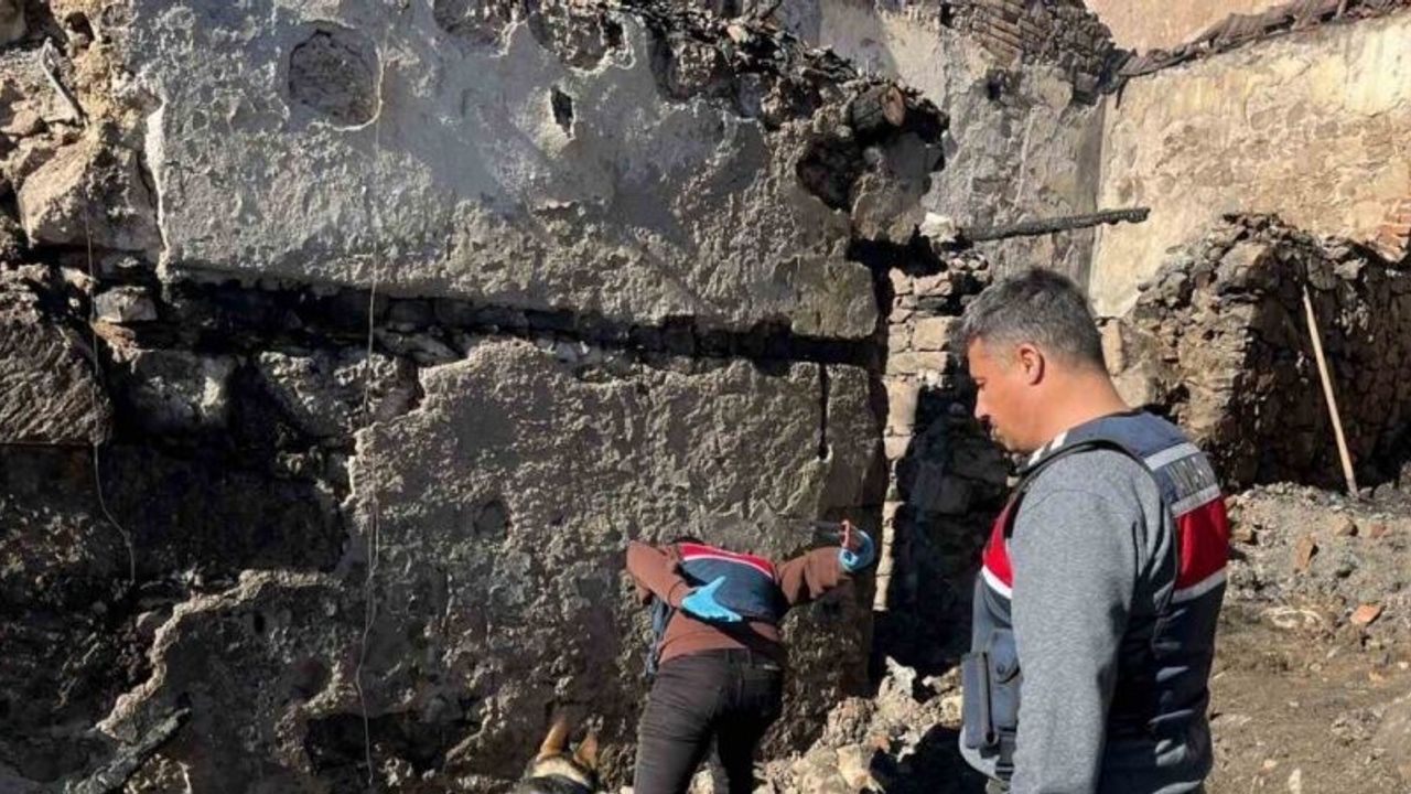 Manisa’da 5 evin kül olduğu yangında ölen kadının cenazesine ulaşıldı