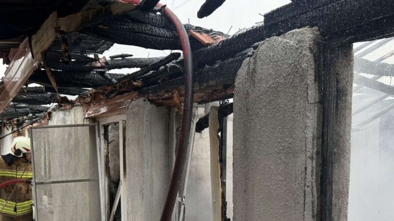 Manisa’da çıkan yangında 1 ev kullanılamaz hale geldi