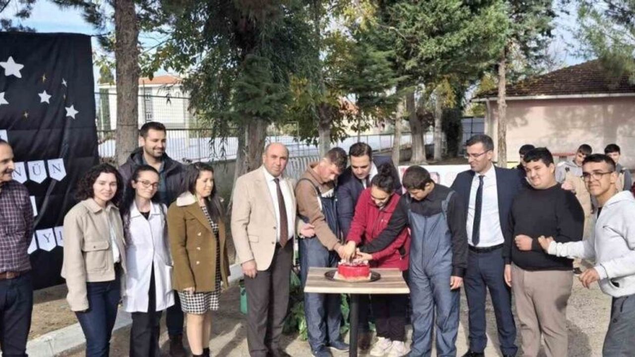 Özel öğrenciler protokol üyeleriyle birlikte hasat yapıp pasta kesti