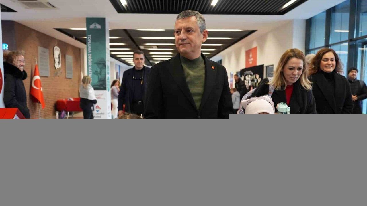 Özgür Özel, Ferdi Zeyrek’in ikiz kızlarını da okula götürdü