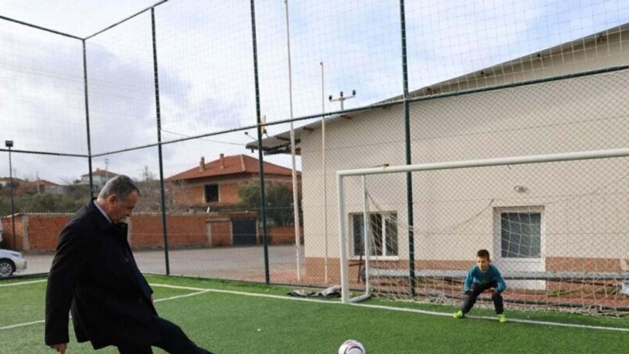 Başkan Balaban maç yapan çocukların eğlencesine ortak oldu