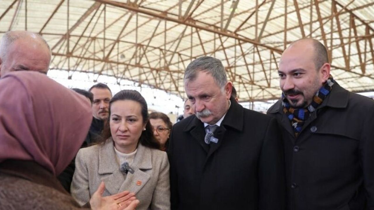 Başkan Balaban ve İl Başkanı Özalper pazar alışverişinde vatandaşlarla buluştu