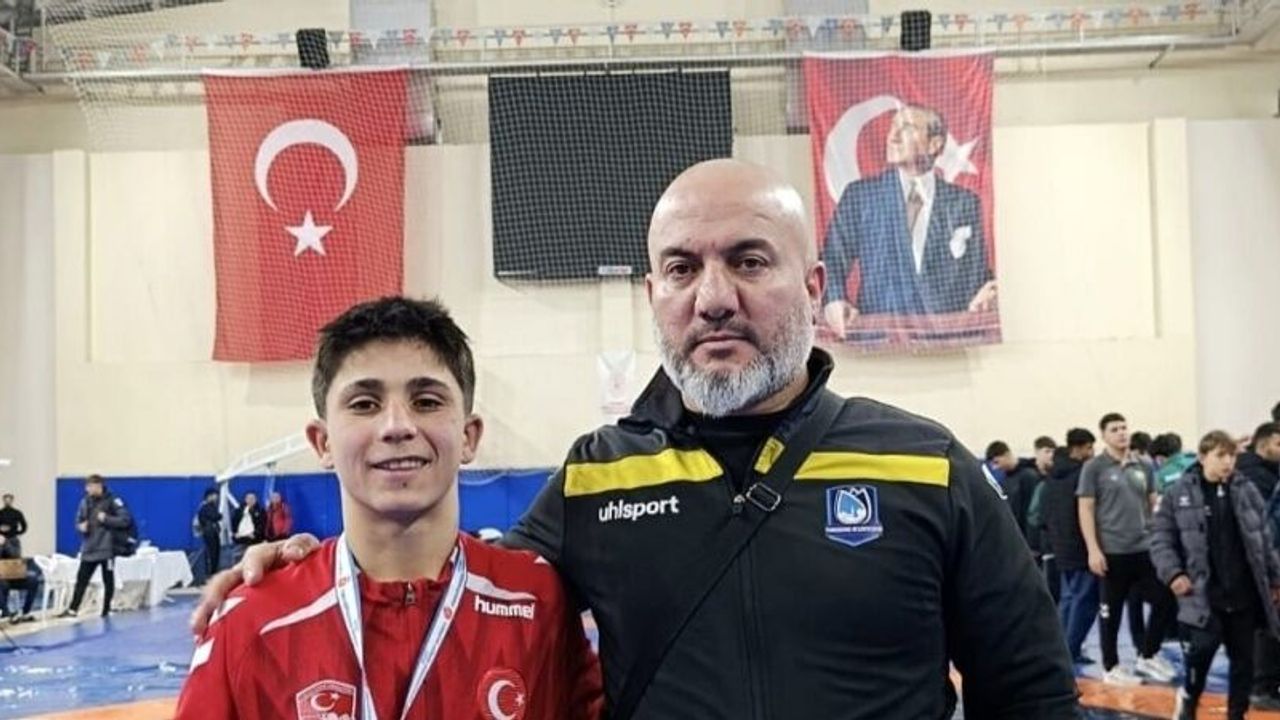 Kendinden iki yaş büyüklerle mücadele edip zirveye çıktı