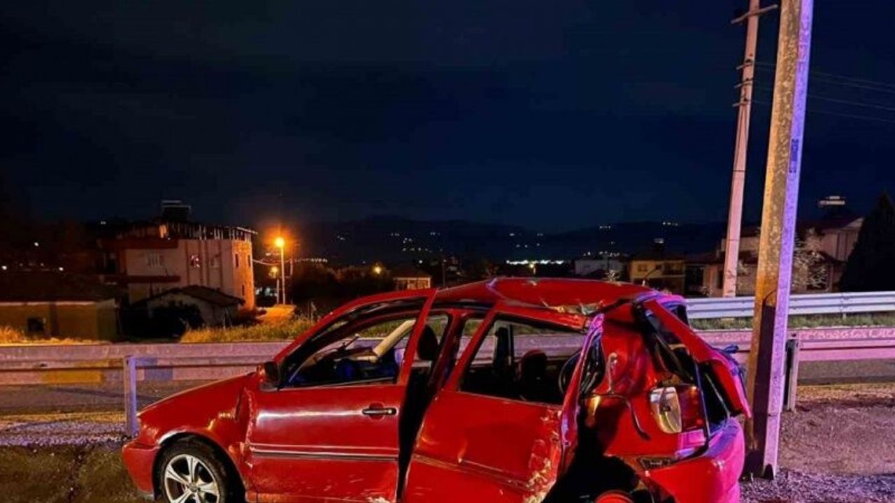 Manisa’da otomobil elektrik direğine çarptı: 2 ölü, 1 ağır yaralı