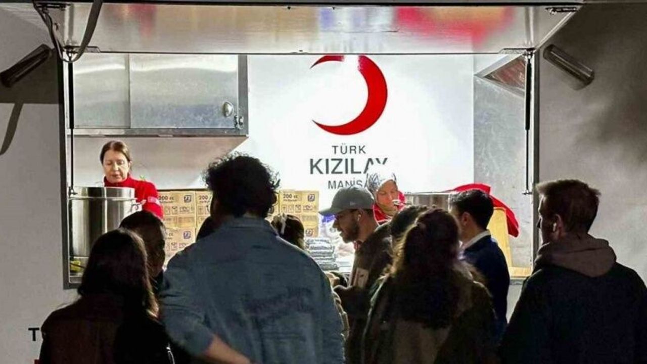 Türk Kızılay Manisa’dan öğrencilere 5 bin kişilik ikramlık
