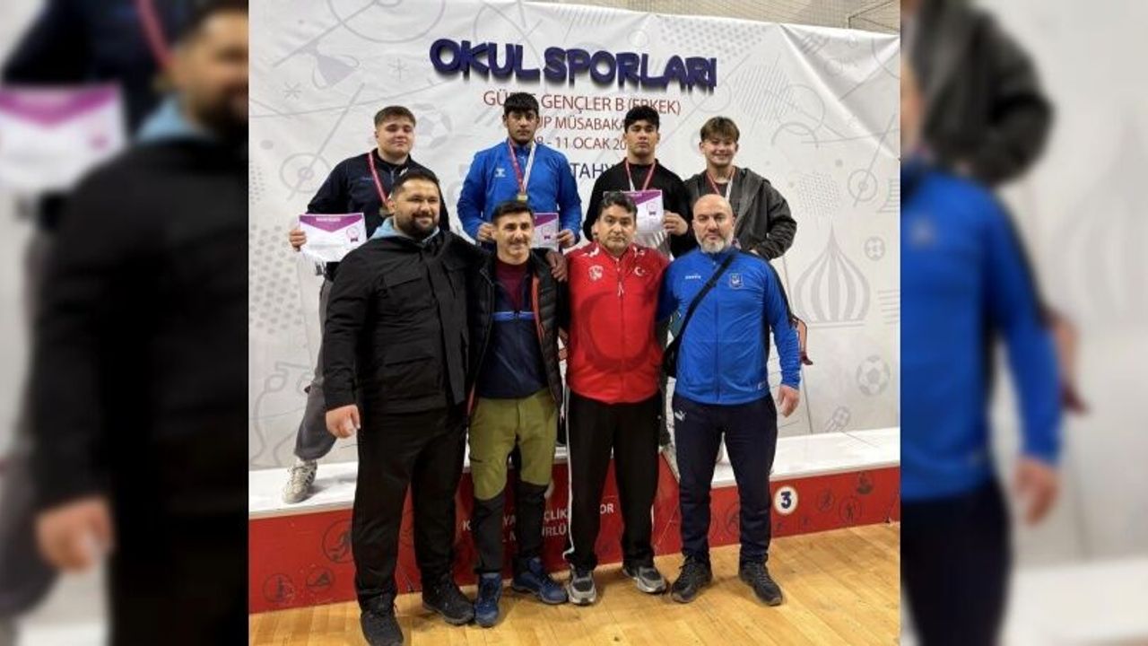 Yunusemre Belediyesporlu güreşçiler Kütahya’dan üç madalyayla döndü