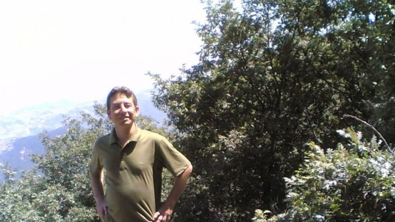 Halı sahada kalp krizi geçiren öğretmen hayatını kaybetti