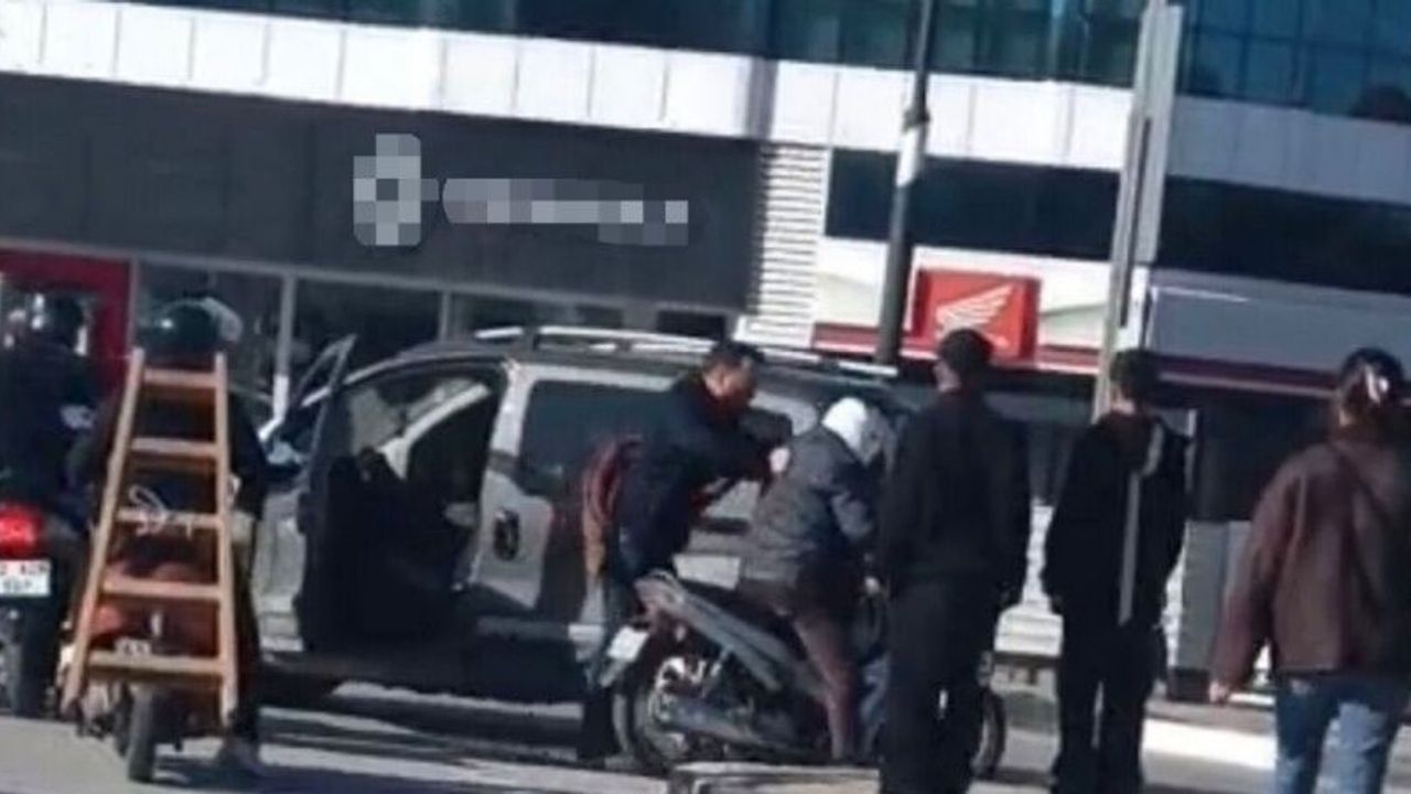 Kavşakta geçiş önceliği tartışması kavgaya dönüştü: Taraflar birbirlerine girdi