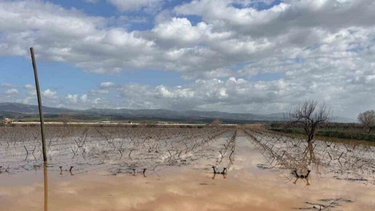 Manisa’da nehir taştı, mahsur kalan vatandaşlar traktörlerle kurtarıldı