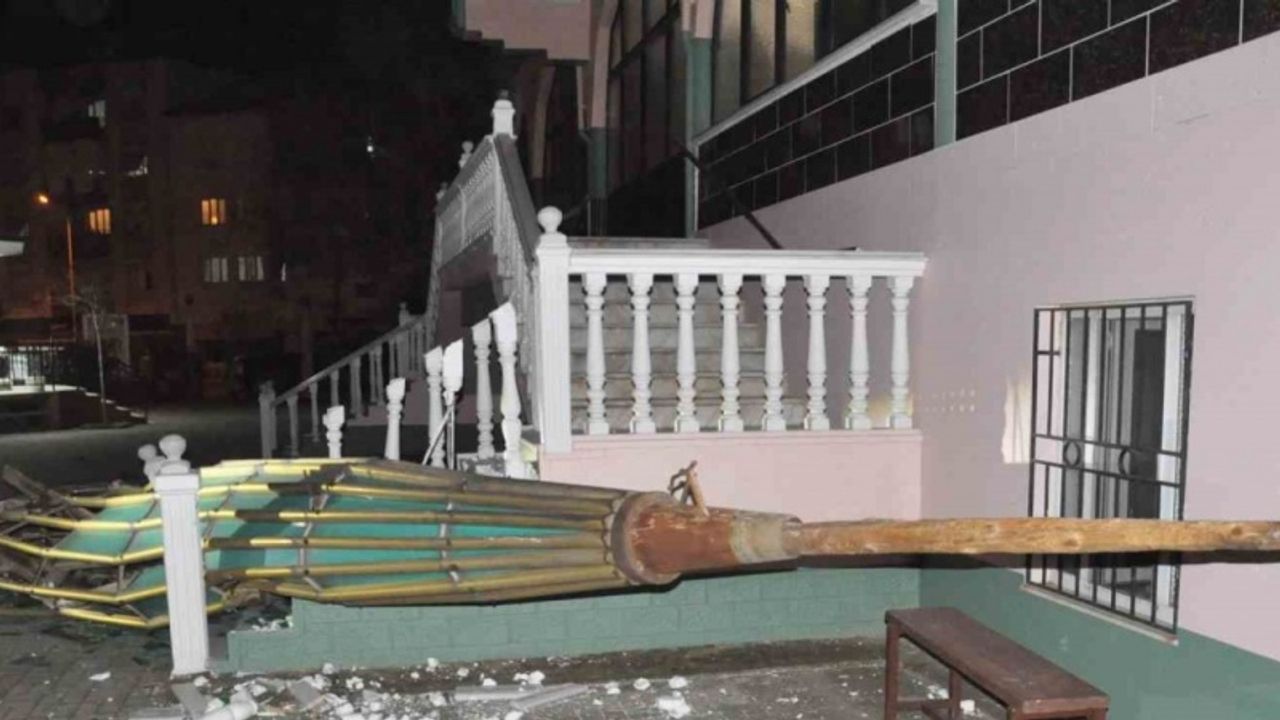 Salihli ilçesini fırtına vurdu, minarenin külahı koptu, çok sayıda ağaç devrildi