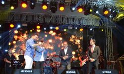 AK Parti’li Kasapoğlu sahnede Sinan Akçıl’a eşlik etti