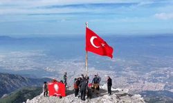 Görme engelliler Spil Dağı zirvesinde bayrak değiştirdi