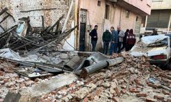 Sağanak yağış Sarıgöl’de metruk bir binayı yıktı