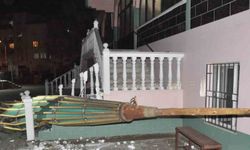 Salihli ilçesini fırtına vurdu, minarenin külahı koptu, çok sayıda ağaç devrildi