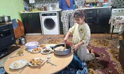 Altıntaş'ta öğrenciler evlerinde aileleriyle birlikte iftar sofrası kurdu