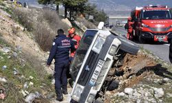 Kaza yapan Tofaş aracın içinde sıkışan vatandaşı itfaiye ekipleri kurtardı