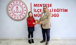 Muğlalı Azra, İstiklal Marşı'nı Güzel Okuma Yarışması'nda Türkiye birincisi oldu