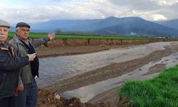 Ödemiş'te baraj tahliye suyu sel oldu, geçtiği tarlaları küçülttü