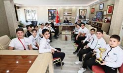 İl Müdürü Yunus Öztürk, su topu sporcularını tebrik etti