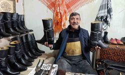 Asırlık kalıplarla körüklü çizme üretiyor