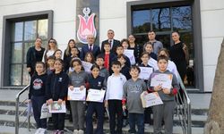 Minik öğrenciler kütüphane ziyaretinde kitap bağışında bulundu