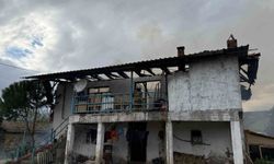 Selendi'de 2 katlı ev yangında kül oldu