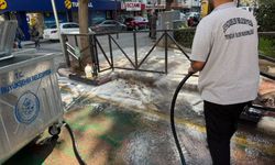ŞEHZADELER’DE ÇÖP KONTEYNERLERİNE DEZENFEKSİYON SEFERBERLİĞİ