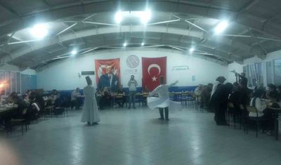 İftar sonrası öğrencilerden semazen gösterisi ve Ramazan manileri