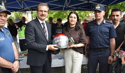 Salihli'de motosiklet sürücülerine kask dağıtıldı