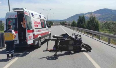 Tır ile elektrikli motor çarpıştı: 1 ölü 4 yaralı
