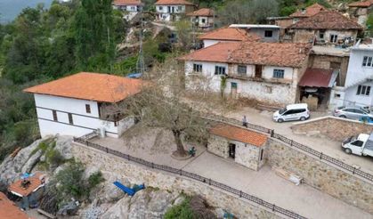 700 yıllık cami zamana meydan okuyor