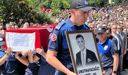 Belediye önünde Başkan Zeyrek’e acı veda